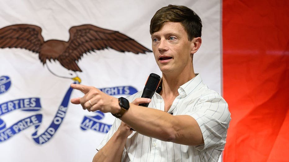 Le candidat au poste de gouverneur de l'Iowa Dem dit qu'il ne voudrait pas que Biden ou Harris fassent campagne pour lui
