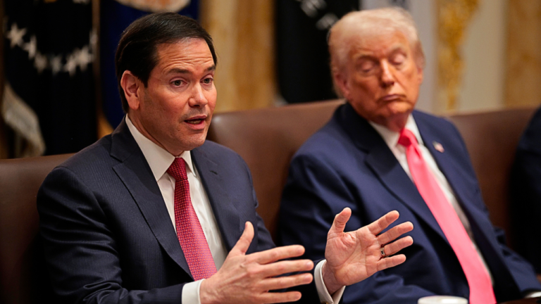 Un juge fédéral qualifie le gel des visas pour 75 pays de Rubio d’« orwellien » et invalide cette politique