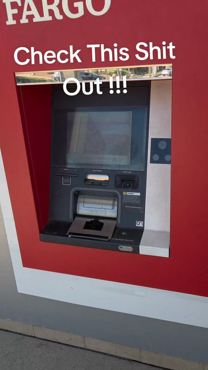 Un escroc a collé une fausse plaque métallique sur une fente de distributeur automatique Wells Fargo,…