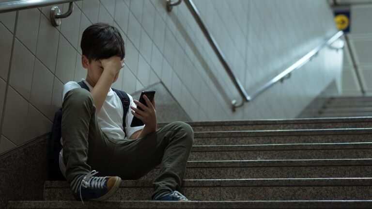 La cyberintimidation se cache-t-elle dans le chat de groupe de votre enfant ?