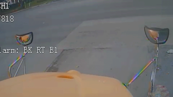 Un conducteur de Floride fuyant un contrôle routier percute de plein fouet un autobus scolaire transportant 19 enfants avant de s'enfuir à pied