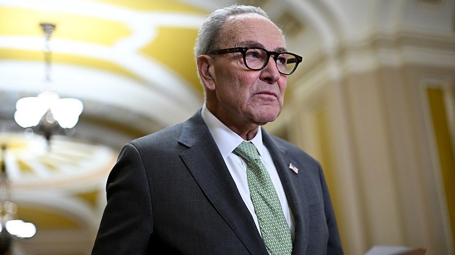 Le lanceur de bombes Dem fait une promesse choquante de donner un coup de pied à Schumer lors du débat au Sénat
