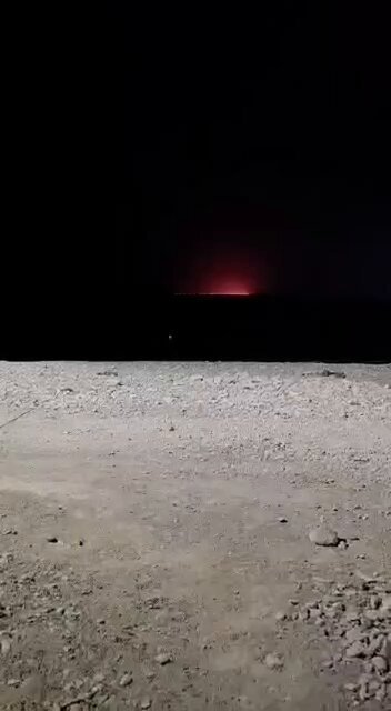 Premiers rapports faisant état d'un navire en feu dans le détroit d'Ormuz, au large d'Oman.