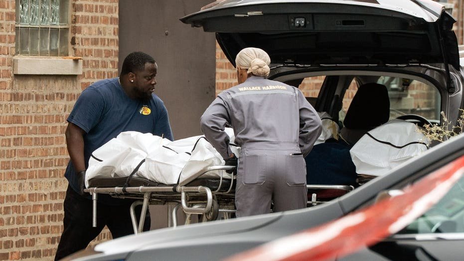 Plus de 50 corps retrouvés en décomposition dans une maison funéraire de Chicago après que des voisins se soient plaints de « puanteur »