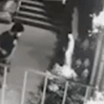 Un homme masqué filmé en train de briser une statue de la Vierge Marie avec un marteau devant une église de New York