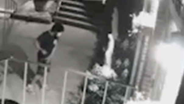 Un homme masqué filmé en train de briser une statue de la Vierge Marie avec un marteau devant une église de New York