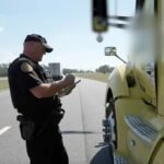 La répression du camionnage par l'administration Trump entraîne 51 détentions d'immigration et 36 violations de la maîtrise de l'anglais