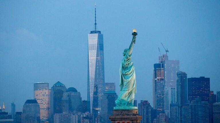Deux morts, dont un nourrisson, après le chavirage d'un bateau dans le port de New York ; 12 sauvés