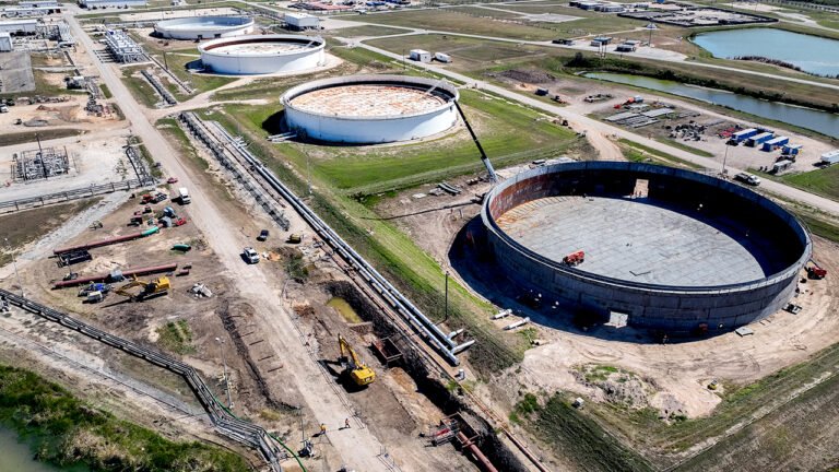 Le pétrole dans la réserve stratégique de pétrole des États-Unis tombe à son plus bas niveau depuis 1983