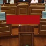 Un député du Kosovo a jeté 7 œufs au Parlement au Premier ministre par intérim du pays.