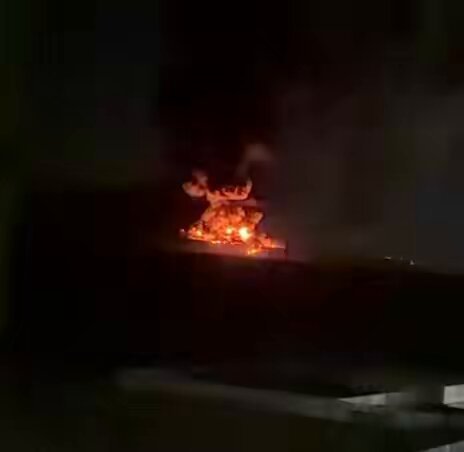 Images supplémentaires du centre de distribution russe Wildberries à Voronej complètement en flammes après…