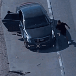 Des passeurs présumés mènent les policiers dans une course-poursuite à 160 km/h avant de se libérer et de commettre un détournement de voiture à main armée.