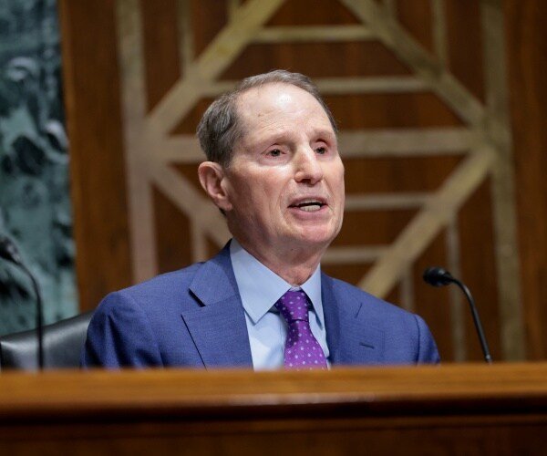 Le rapport Wyden allègue que les banques ont retardé les rapports de transactions Epstein