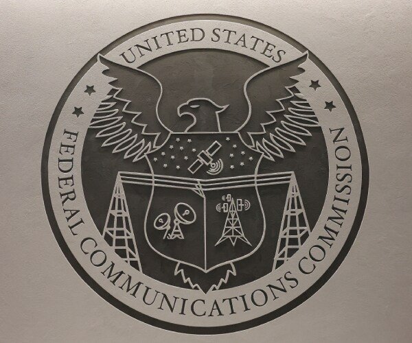La FCC supprime le plafond TV et soutient une consolidation massive