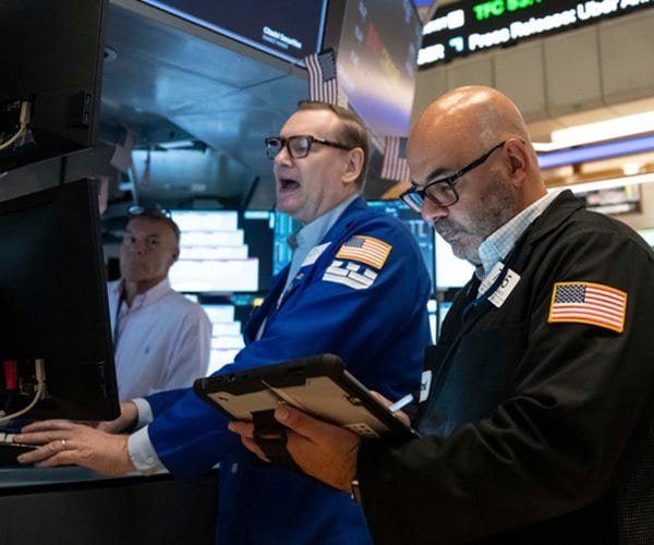Le S&P 500 augmente alors que CoreWeave alimente l'optimisme de l'IA