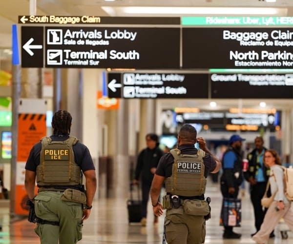 Les compagnies aériennes repoussent les arrestations à l’aéroport ICE