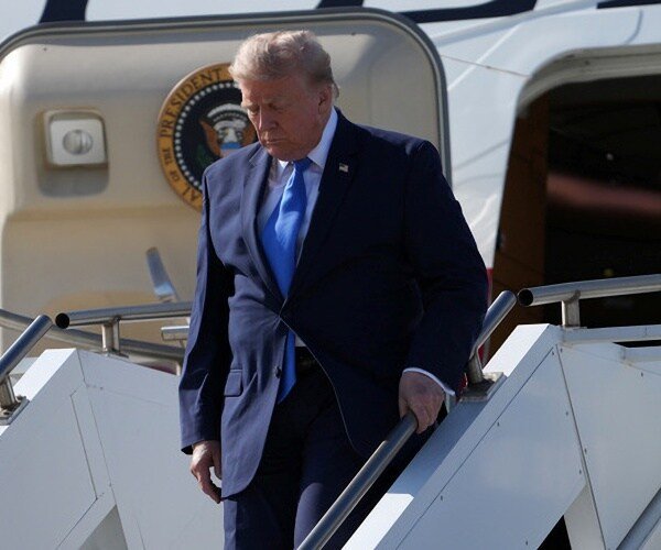Les démocrates de la Chambre ajoutent 12 districts solidement Trump à leur liste de cibles pour les élections de mi-mand