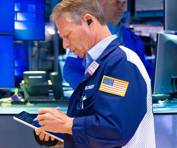 Les contrats à terme sont modérés à l'approche des résultats de Nvidia