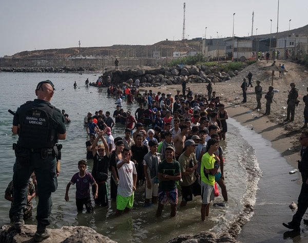 L'Espagne suit les discussions sur les réseaux sociaux concernant la nouvelle vague de migrants à Ceuta