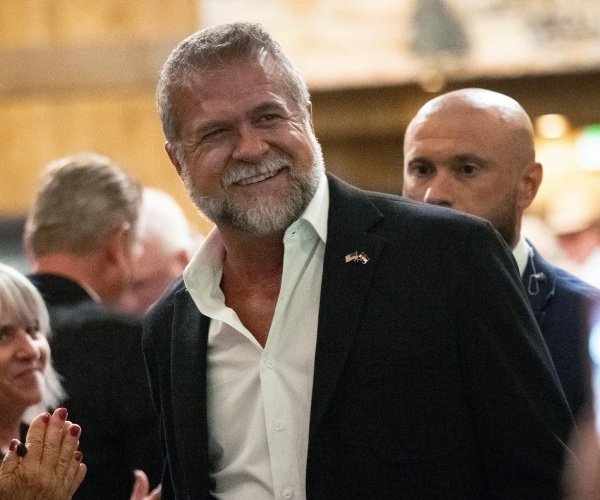 Le candidat du Colorado GOP construit un billet All-Marine « Steely Spines »