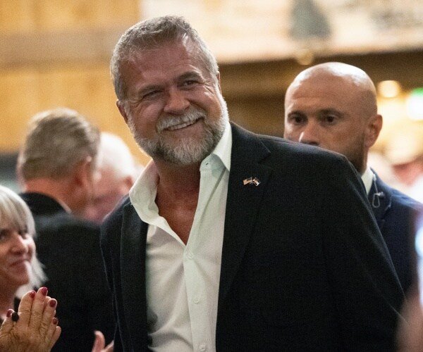 Le candidat du Colorado GOP construit un billet All-Marine « Steely Spines »