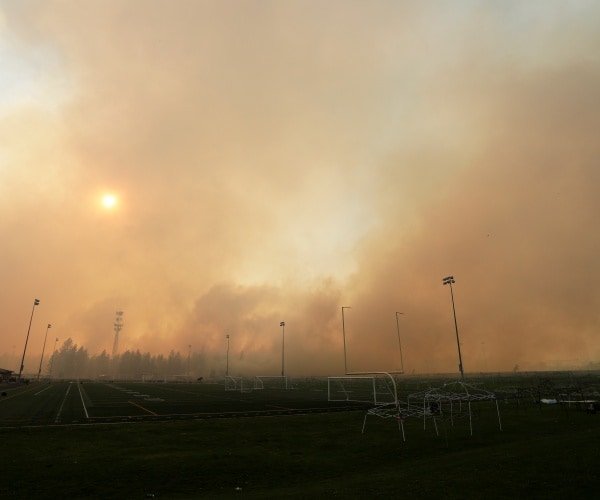 Un suspect d'incendie criminel arrêté alors que les incendies de forêt font rage autour de Spokane, Washington