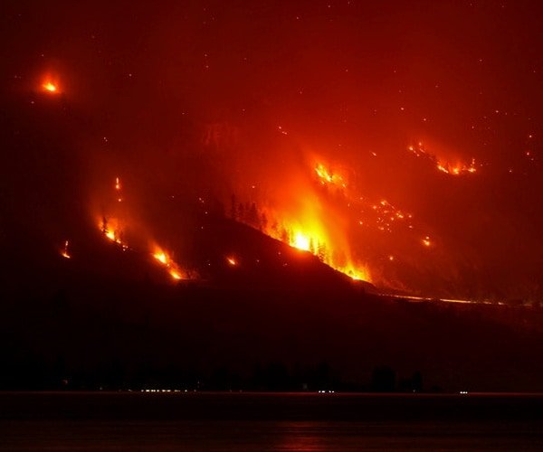 Des incendies de forêt brûlent dans l’ouest des États-Unis et au Canada alors que les résidents sont évacués