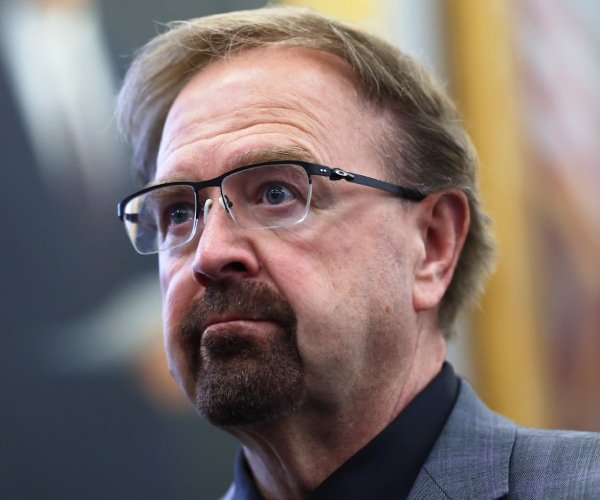 Le représentant Edwards lance un appel de 11e heure pour éviter la censure