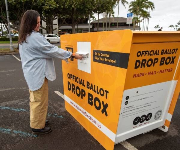La primaire d'Hawaï oppose le président démocrate sortant à son challenger de gauche