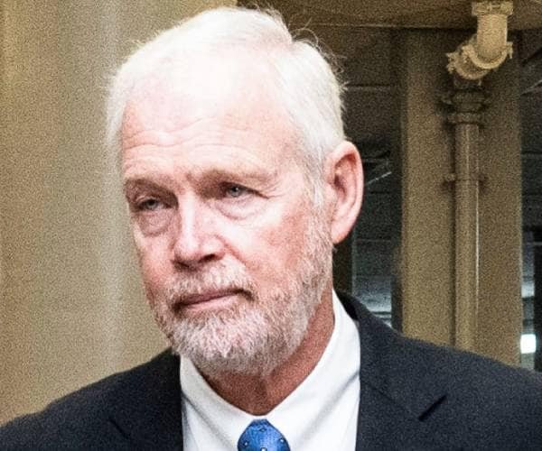 Le sénateur Johnson à Newsmax : Fauci envoie « un scandale majeur »
