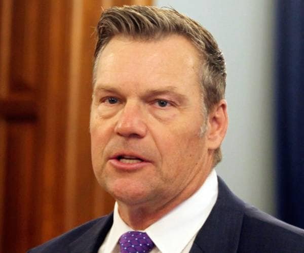 Un juge fédéral annule les règles sur les armes à feu dans 15 États ; Kobach salue la décision