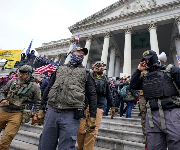 Le juge rejette l'affaire Oath Keepers à la demande du DOJ