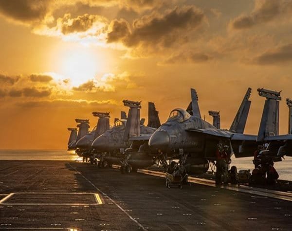 L’USS Abraham Lincoln passe devant Singapour pour rentrer chez lui depuis le Moyen-Orient