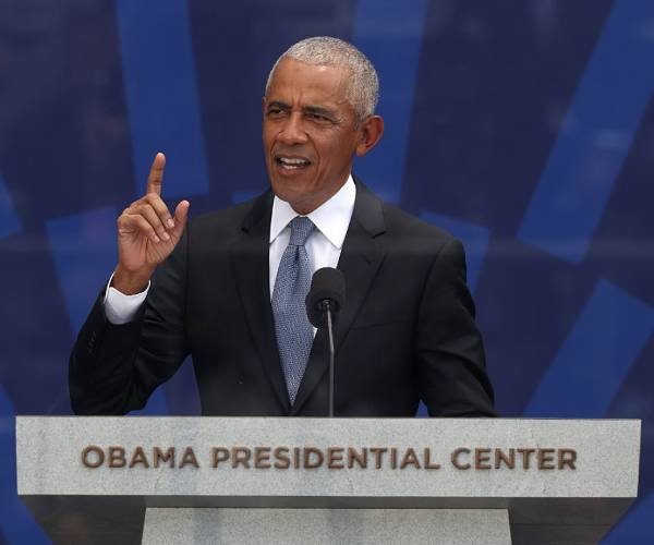 Obama se moque du relooking doré de la Maison Blanche par Trump
