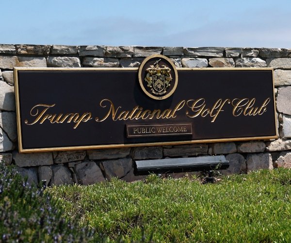 Un homme arrêté au club de golf de Trump en Californie fait face à des accusations liées aux armes