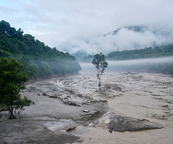 Le Népal met en garde contre d’éventuelles nouvelles inondations alors que les communautés sont aux prises avec la dévas