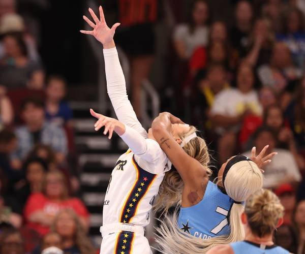 Carrington de la WNBA publie un «privilège blanc» au milieu de Cunningham Flap
