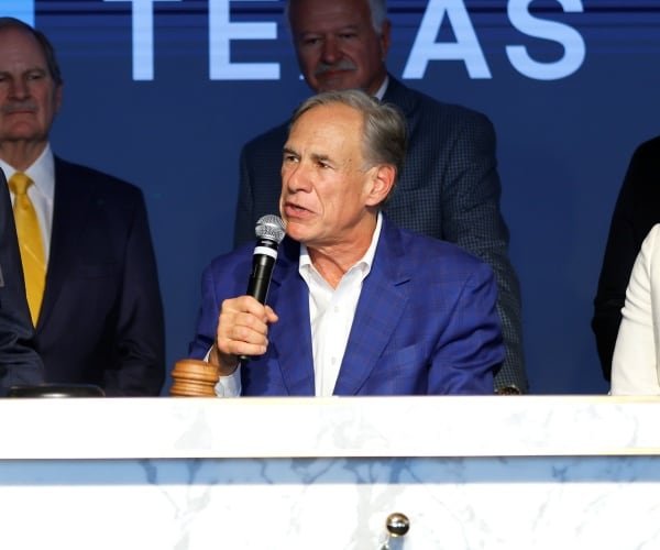 Abbott arrête le financement de l'État du Texas pour les caméras de troupeau