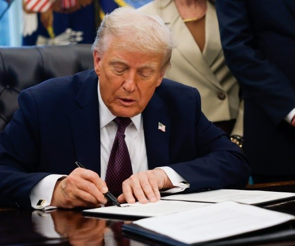 John McLaughlin à Newsmax : L’extrémisme démocrate se développe à mesure que Trump gagne