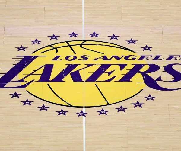 Rapport : Josh Kushner et Bob Iger achèteront les Lakers pour un montant record de 12,5 milliards de dollars