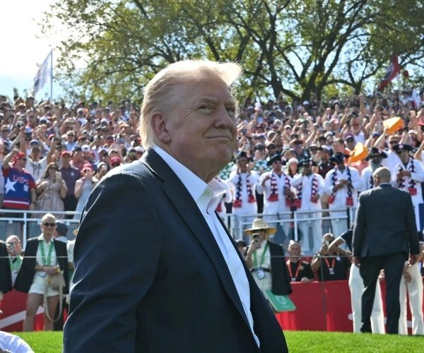 Un homme armé arrêté au parcours de golf Trump avant le dîner du RNC