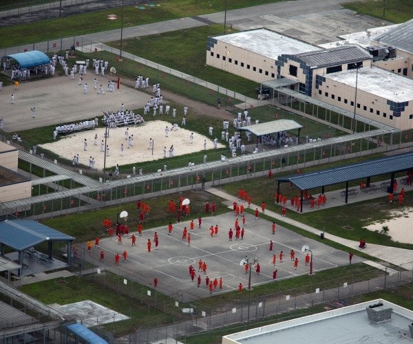 Les détentions de l'ICE ont atteint un sommet pour le deuxième mandat de Trump