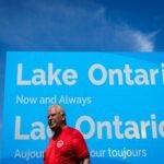 Le premier ministre de l'Ontario répond au « lac Amérique » de Trump avec une pancarte géante « lac Ontario »
