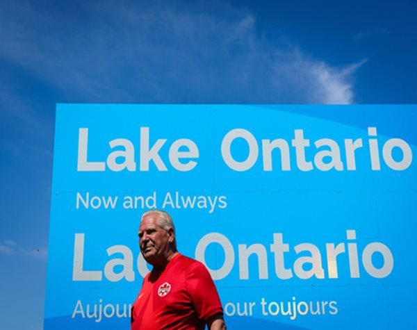 Le premier ministre de l'Ontario répond au « lac Amérique » de Trump avec une pancarte géante « lac Ontario »