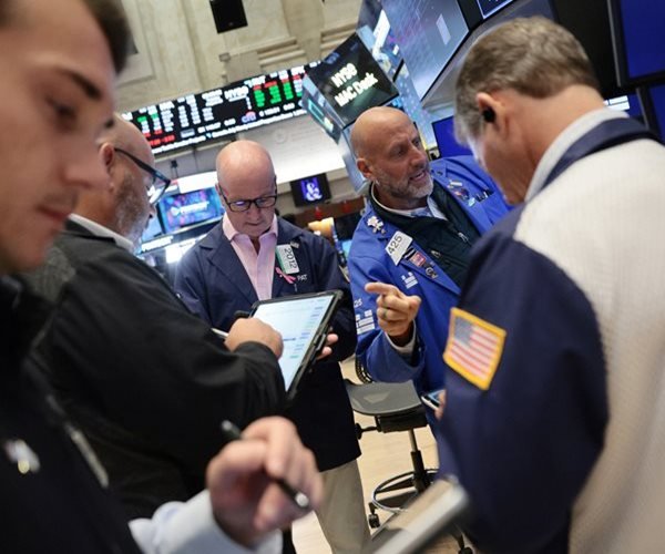 Wall Street clôture en baisse alors que les prix du pétrole grimpent