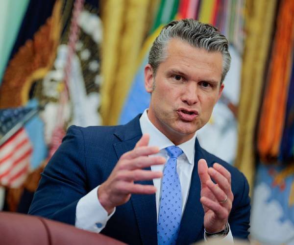 Les démocrates du Sénat visent à annuler les restrictions imposées à Hegseth