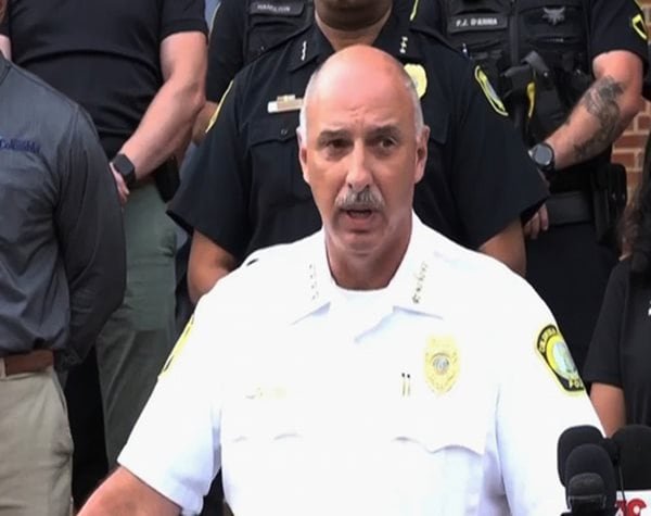 Un officier est mort et un deuxième a été blessé lors d'une fusillade à South Carolina Park, selon le chef de la police