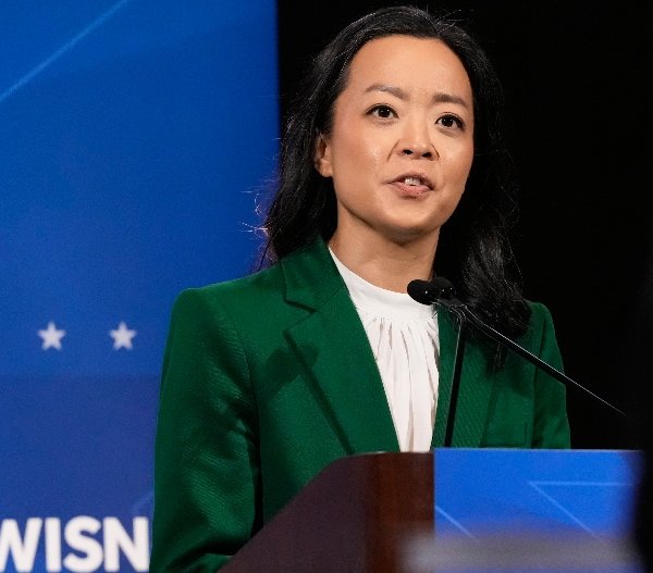 Un socialiste démocrate fait face à un test dans la course au gouverneur du Wisconsin