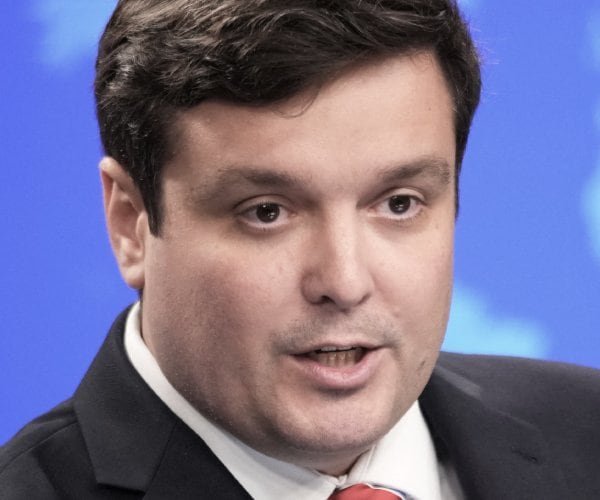 Un responsable du département d'État à Newsmax : la sécurité des frontières commence par les lois sur les visas
