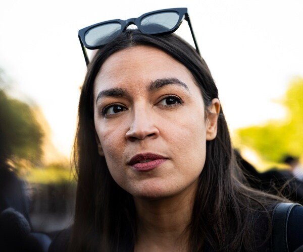 AOC s’éloigne de la rhétorique extrême de l’ère COVID